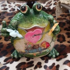 Frog sculpture